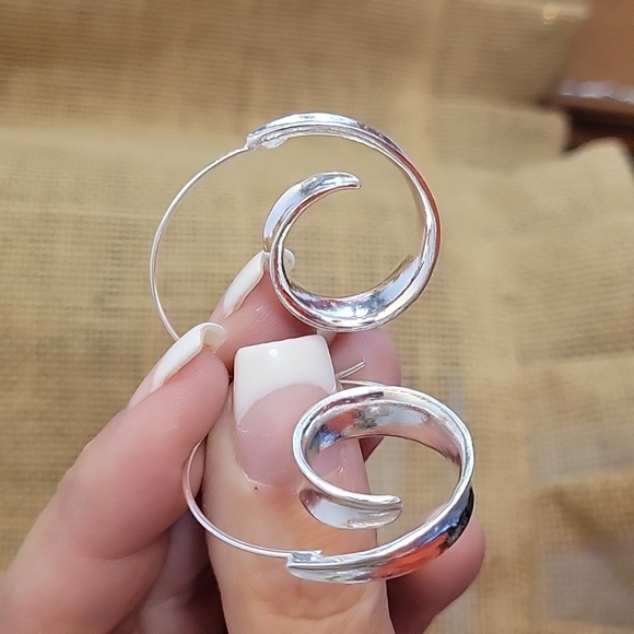 Sculptural Threader Hoop Earrings - Picture 5 of 7